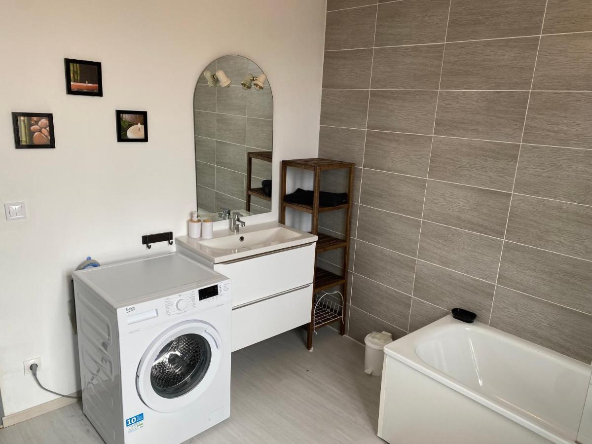 Joli Appartement Avec Parking Gratuit Sur Place Живе Екстериор снимка